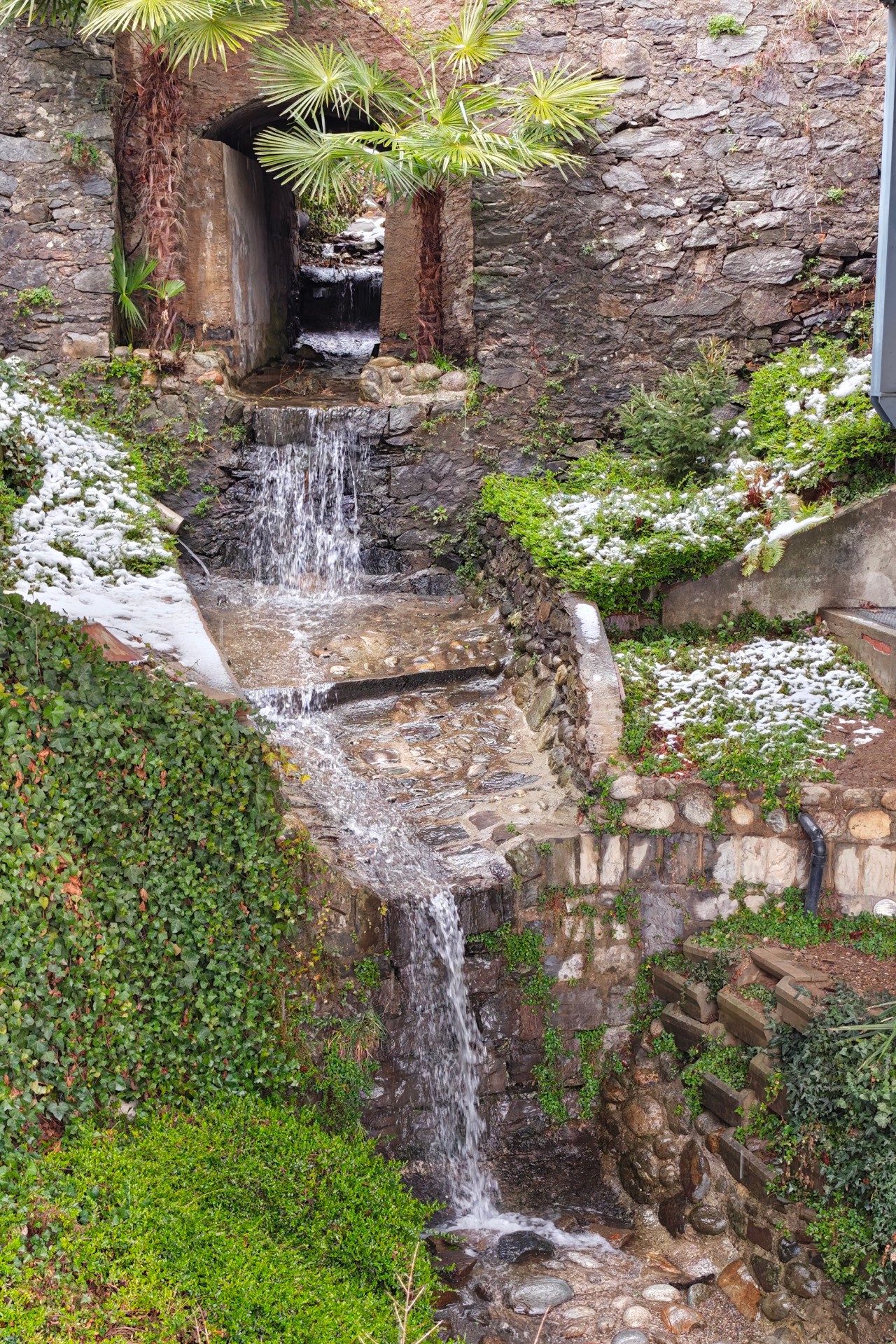Cascata nel giardino